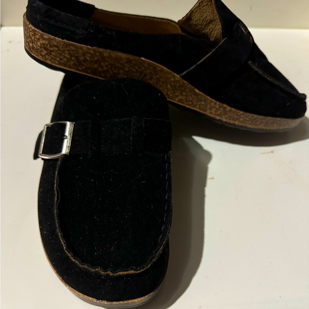 Lightweight corkscrew clogs. Never worn